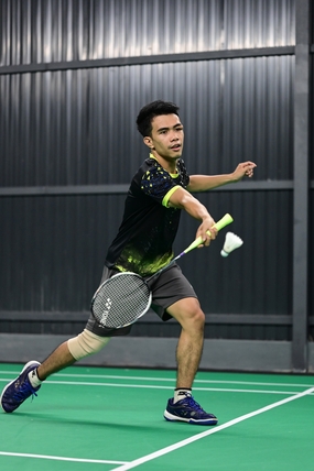 亚洲帅哥室内打羽毛球图片